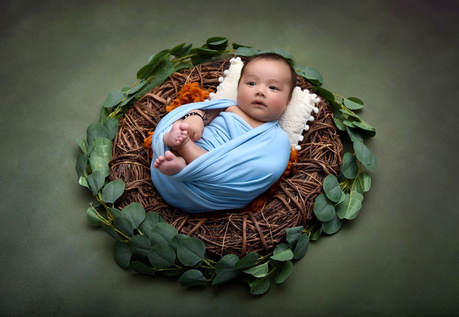 En nyfödd bebis i en professionell fotostudio i Stockholm.